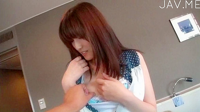 红发与性感日本女孩渴望男友亲吻她的胸部