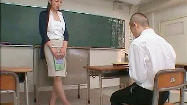 迷人的日本老师正在与学生进行性事互动。