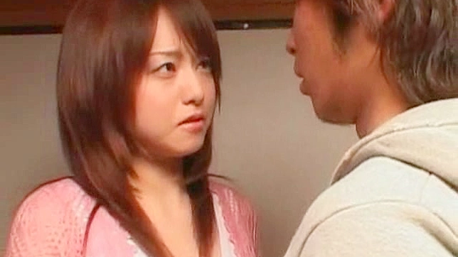 两个连续获胜的亚洲女孩在想着性事。