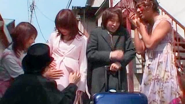 纯真的日本天使与男友在户外漫步