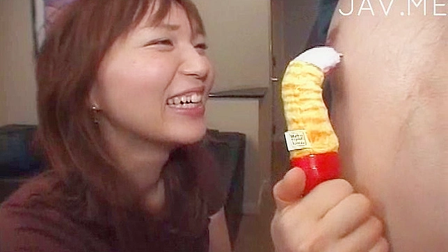 迷人直爽的日本女孩正在玩弄他的乳头