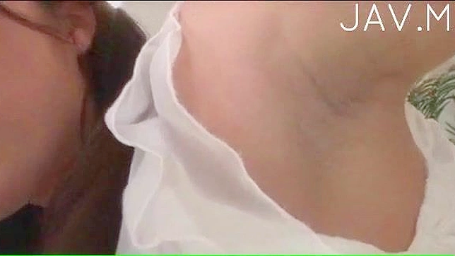 羞涩的美丽少女被教如何吸硬挺的大阳具