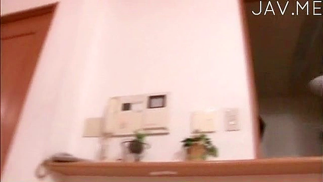 调皮的甜心喜欢用她神奇的手指玩弄她的阴道