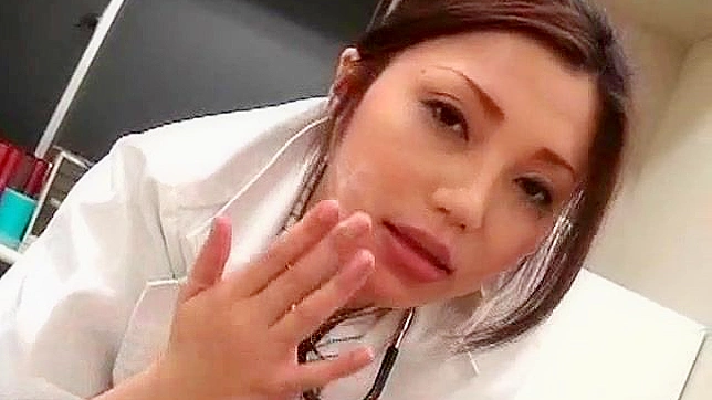 迷人的日本护士正在吞下巨大的阳具