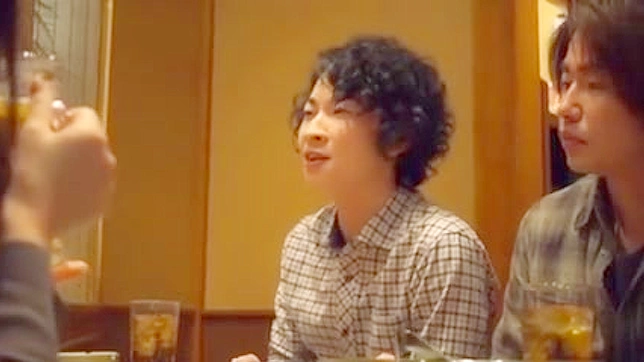 狂野娇小美人呻吟着享受紧致蜜穴被猛干