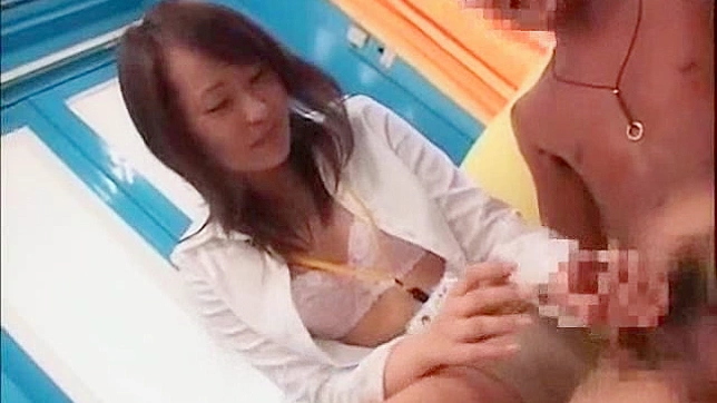 狂野少女乐于展示性感曲线后进行疯狂群交