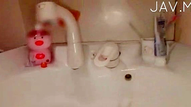 可爱的害羞少女在床上被玩弄毛茸茸的私处