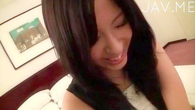 饥饿的娇小日本女士穿着内裤亲吻她的男友