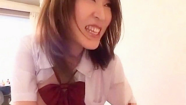 狡猾的亚洲少女渴望她的家伙闻她的小穴