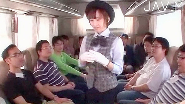 娇小饥渴的宝贝在被围观中享受三人行啪啪体验。