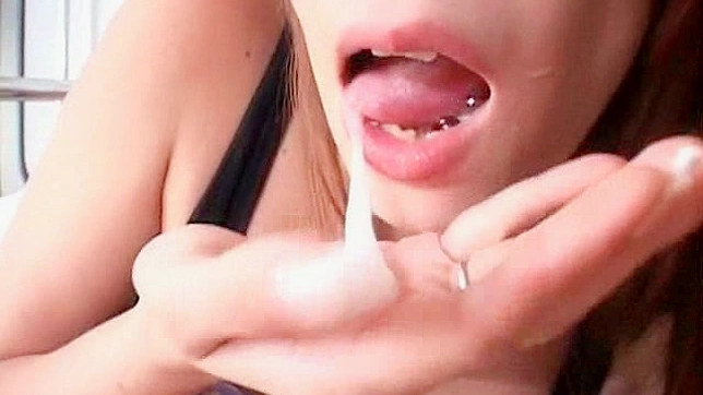 大胆的日式风骚女郎吞下粗壮大阳具