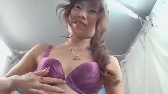 迷人的金发美人用口技让粗大阳具喷涌而出