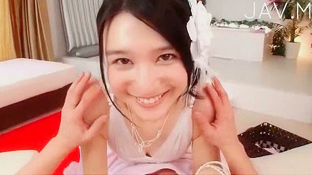 迷人的日本少女在室内吸吮着坚硬的阳具。