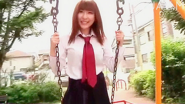 性感诱人的日本女学生在户外摆姿势
