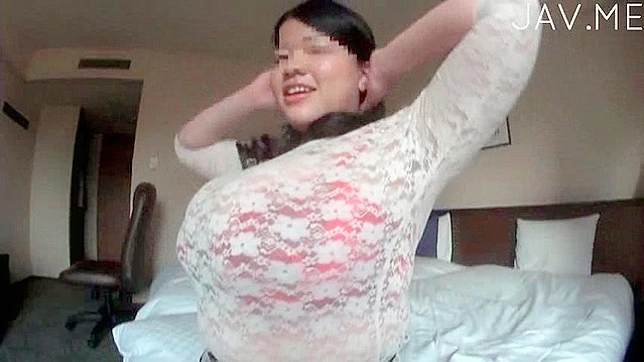 迷人的日本娃娃渴望男友抚摸她的大胸部