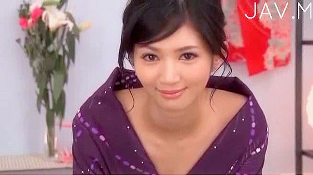 令人惊叹的日本少女身着和服吸吮阳具
