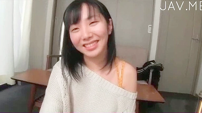 迷人的日本少女愉悦地吞咽着勃起的阳具