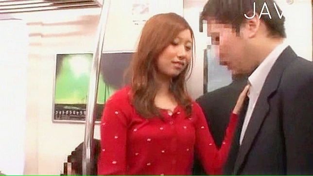 疯狂可爱的日本女孩公共场所口交表演