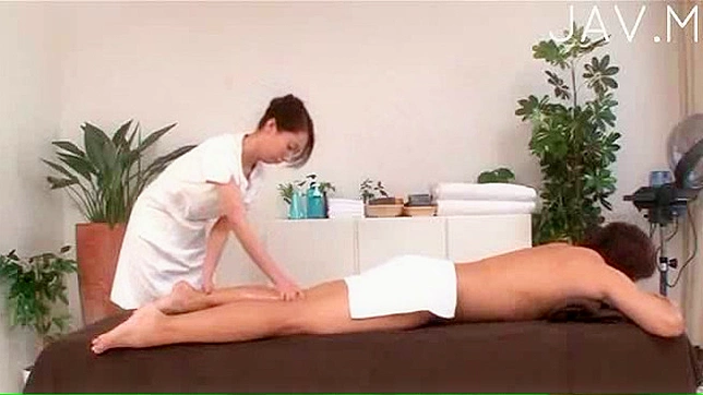 技艺高超的日本按摩师为客人手淫服务