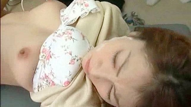 漂亮的日本美人自然奶子接受颜射享受