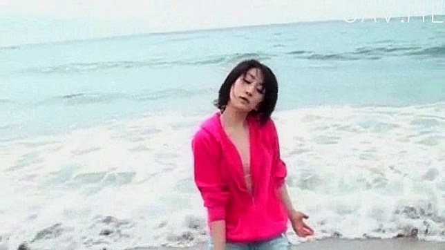 性感迷人的日本比基尼少女独自走在海滩上