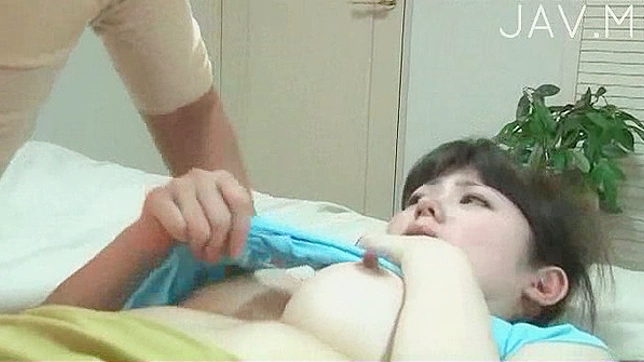 搞笑的日本天使拥有大乳头正在亲吻她的男友。