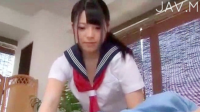 迷人可爱的亚洲小姐姐深情吸吮男人的大宝贝