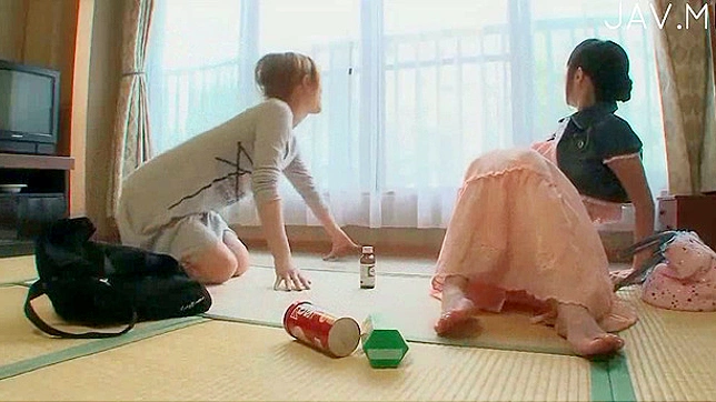 两个裸露的性感日本女同性恋在户外散步