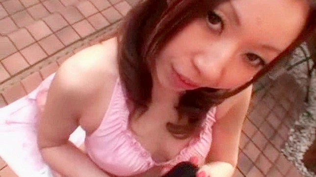 迷人的日本女王在室内吸吮粗大的爱棒