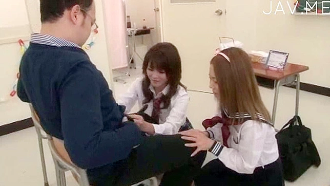 迷人的亚洲少女们依次吞咽着阳具