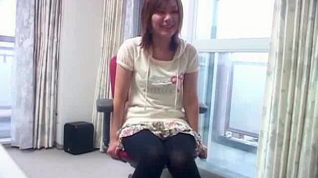 温顺的日本女性在室内吞咽粗壮巨物