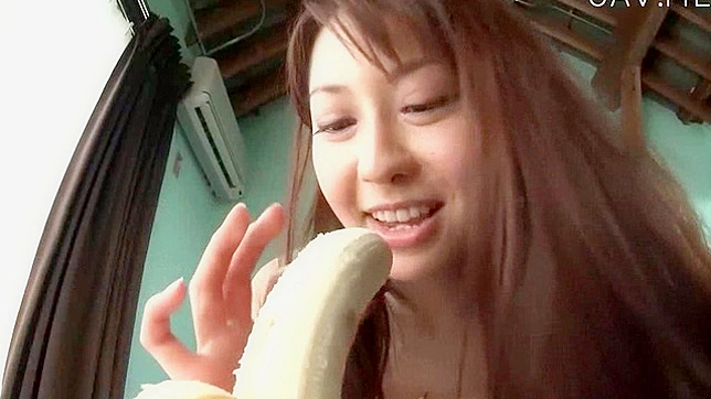 性感美人玩弄着湿滑的阴唇直到高潮时呻吟不止