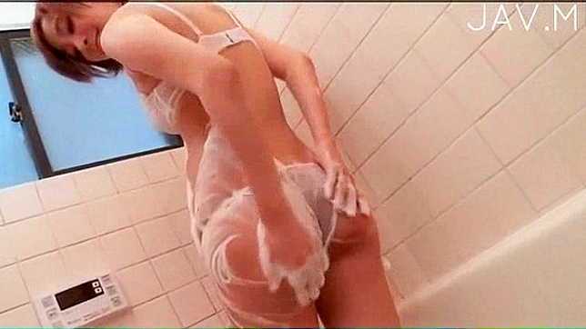 性感完美曲线展现：可爱美女沐浴时展示魅力