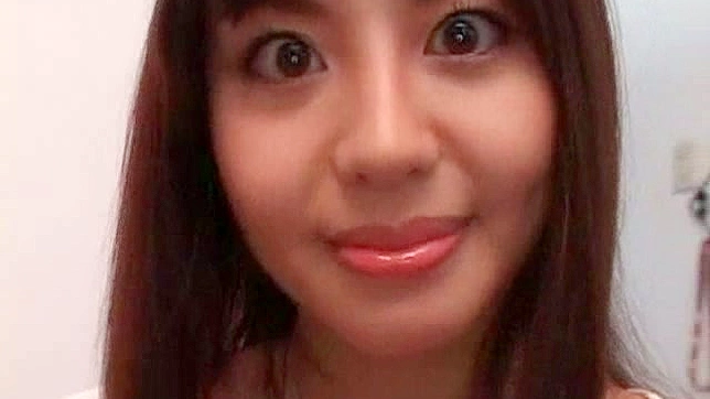 可爱的女星自慰时更深入地玩弄她的私处，享受其中。