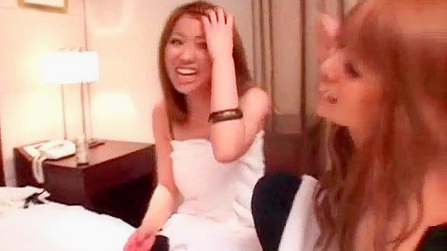 一个帅哥在两位可爱少女的床上自慰，她们在一旁观看。