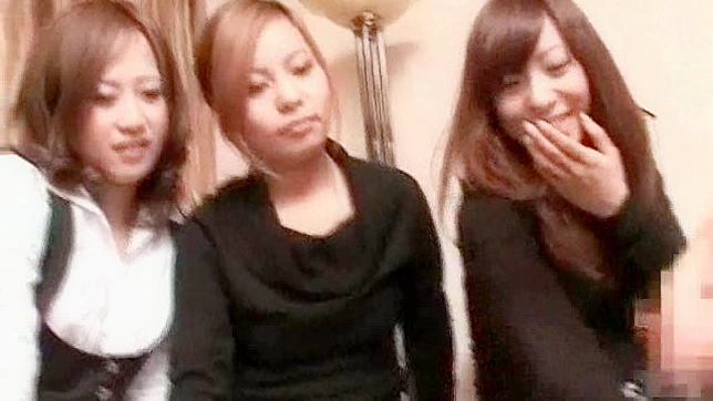 三位性感美女享受观看猛男手淫的快感