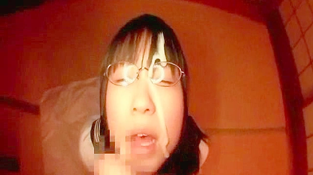 调皮少女跪地为他奉上狂野口交乐趣