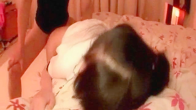 性感甜美的呻吟声中，可爱宝贝被猛烈地征服了。