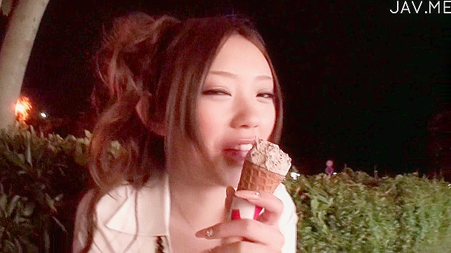 性感小可爱夜晚户外享受吸吮巨大阳具的快感