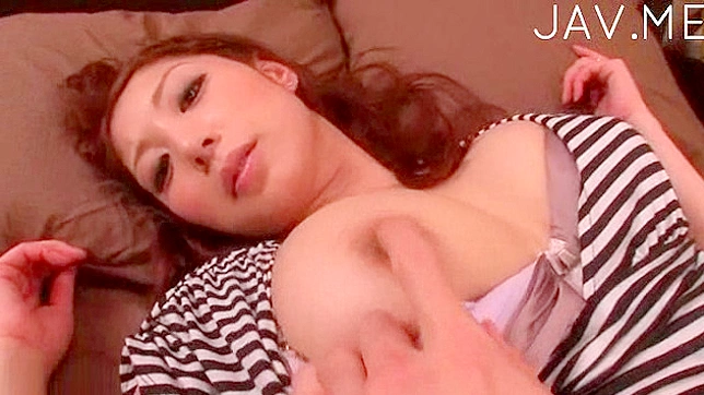 可爱的亚洲女孩呻吟着，她的张开的阴道被猛烈地钻探。