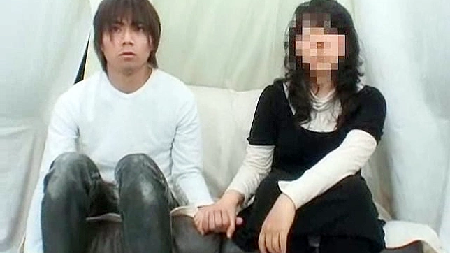 可爱的亚洲情侣在午后尽情享受欢愉时光