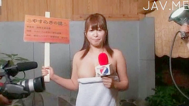 美女脱衣，露出丰满乳房并抠弄紧致小穴