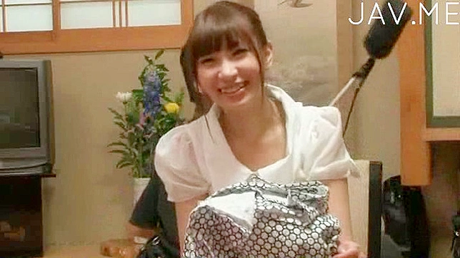 年轻的熟女亲吻成熟男，丰满的乳房在他身上摩擦不停