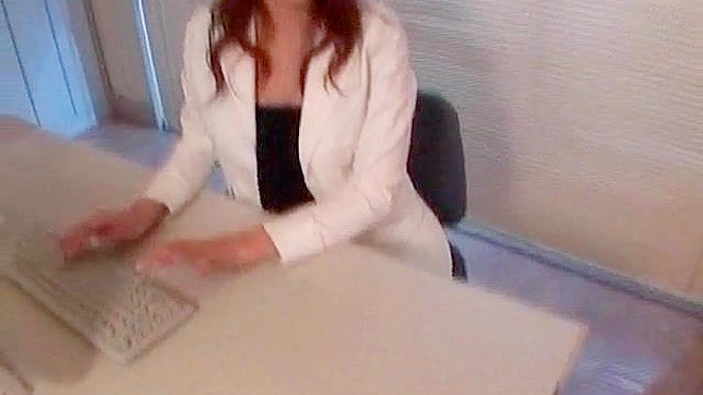 迷人的美女享受着嘴里满满的巨物快感