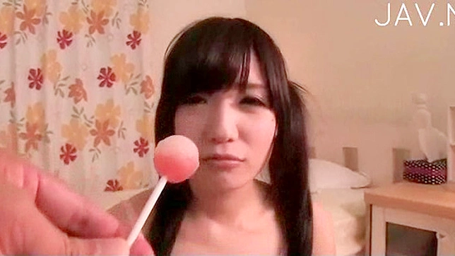 妖艳美人踮起脚尖吸吮巨大坚硬的阳具