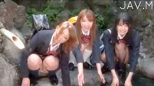 狂野的亚洲少女们在下午疯狂地激烈做爱