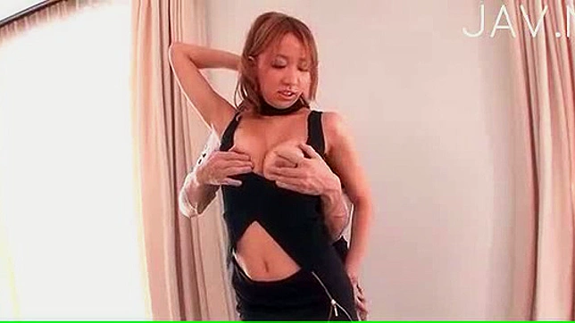 性感金发美女大胆吸吮，尽显狂野魅力