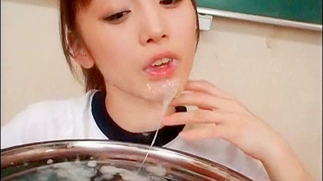 性感校園女郎舔食盤中大量精液