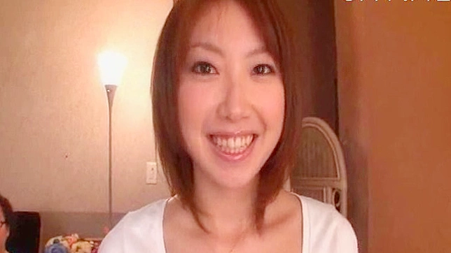 迷人的少女在竿上舞动并熟练地吸吮它