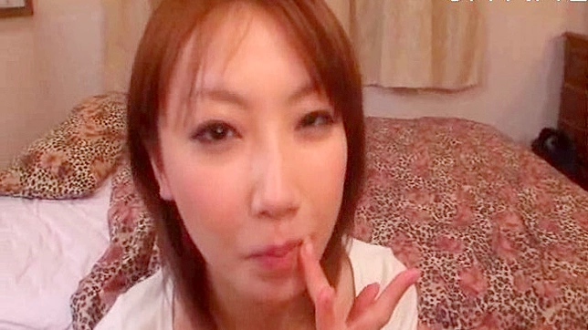 饥渴小可爱跪地狂吸巨型硬挺阳具